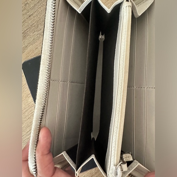Beautiful Gucci Long Wallet - Picture 9 of 13
